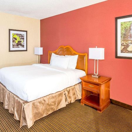 Ramada By Wyndham Salt Lake City North Temple Екстериор снимка