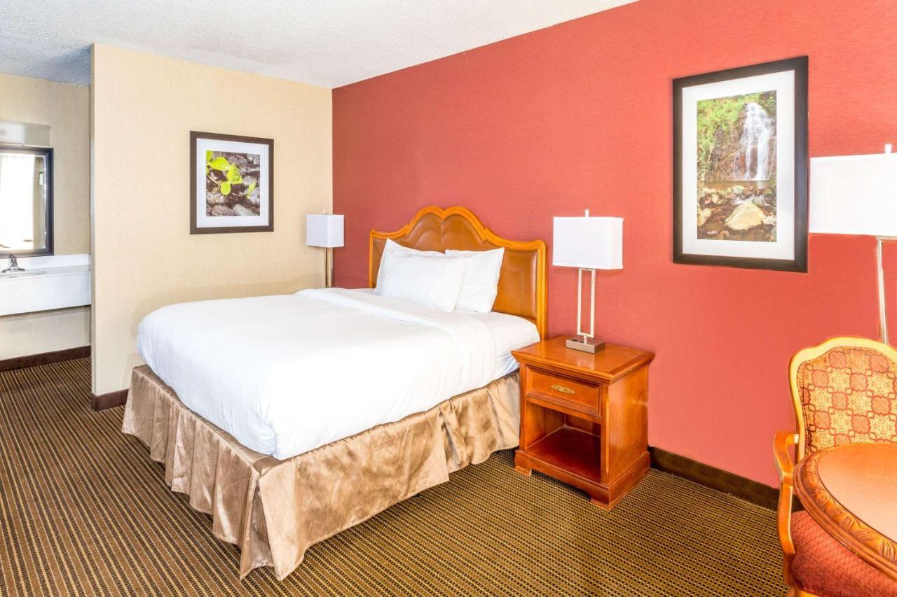 Ramada By Wyndham Salt Lake City North Temple Екстериор снимка
