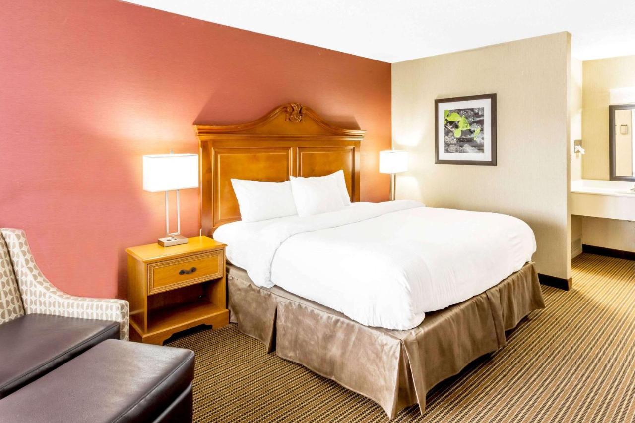 Ramada By Wyndham Salt Lake City North Temple Екстериор снимка