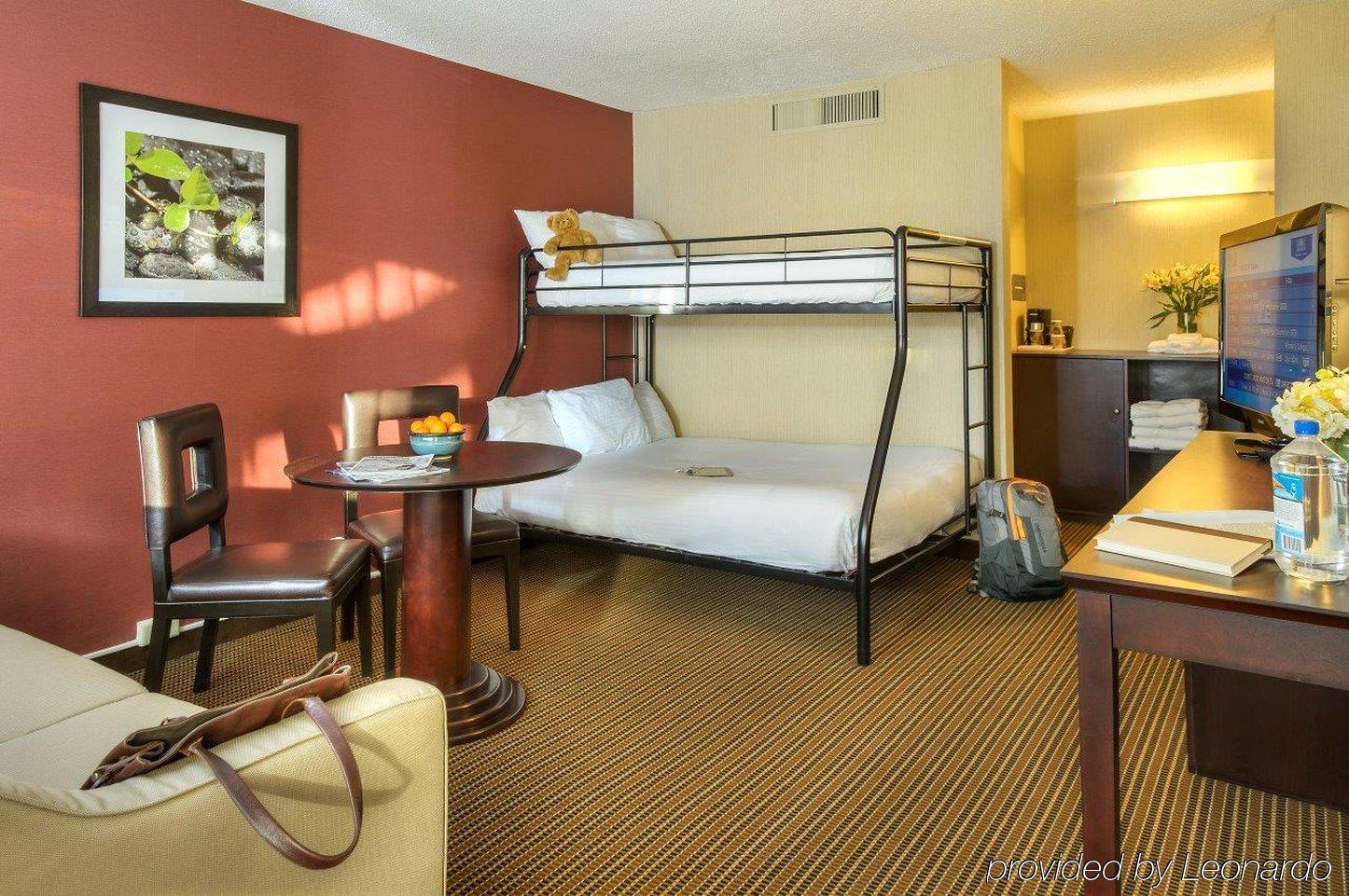 Ramada By Wyndham Salt Lake City North Temple Екстериор снимка
