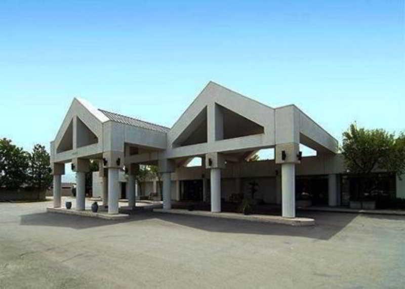 Ramada By Wyndham Salt Lake City North Temple Екстериор снимка