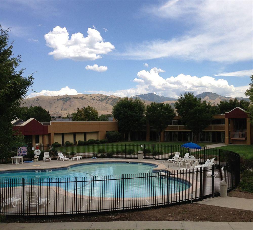 Ramada By Wyndham Salt Lake City North Temple Екстериор снимка