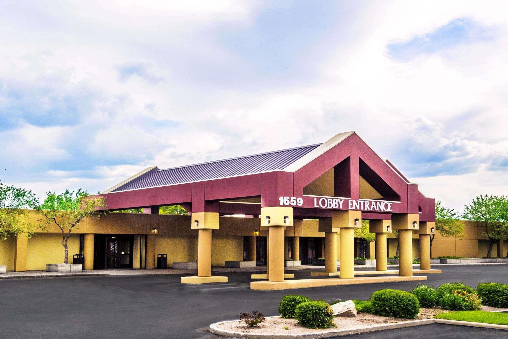 Ramada By Wyndham Salt Lake City North Temple Екстериор снимка