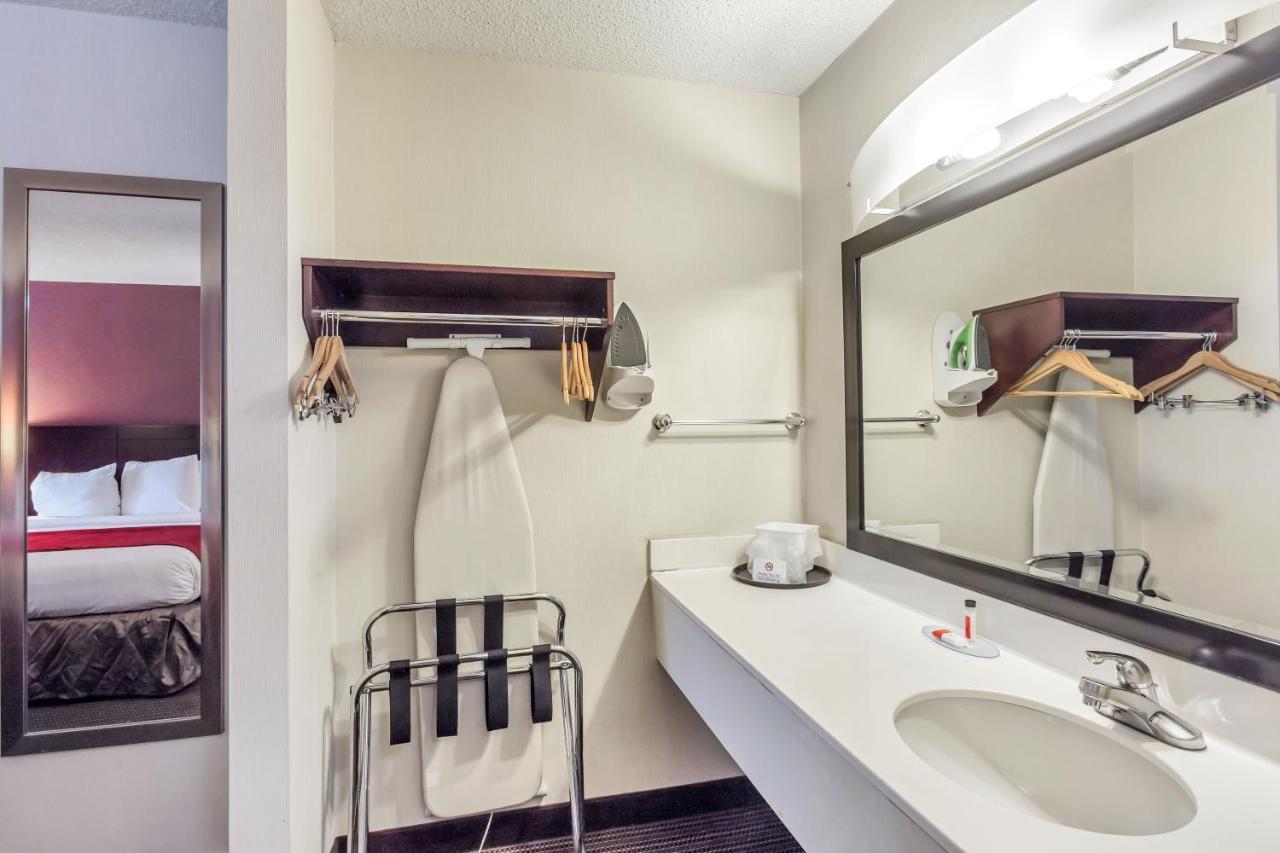 Ramada By Wyndham Salt Lake City North Temple Екстериор снимка