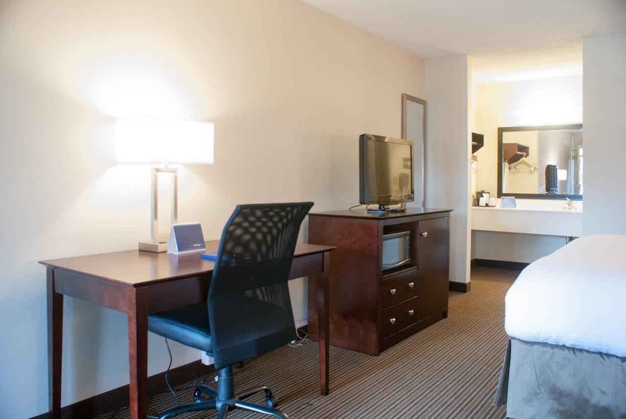 Ramada By Wyndham Salt Lake City North Temple Екстериор снимка